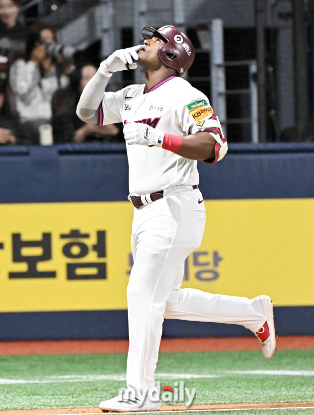 9일 오후 서울 고척동 고척스카이돔에서 진행된 '2025 프로야구 KBO리그' 키움히어로즈와 한화 이글스의 경기. 키움 푸이그가 4회말 솔로홈런을 터뜨린 뒤 홈을 밟고 있다./마이데일리