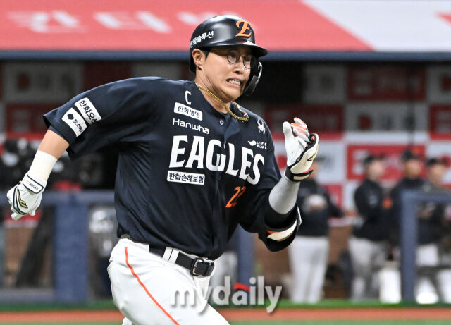 9일 오후 서울 고척동 고척스카이돔에서 진행된 '2025 프로야구 KBO리그' 키움히어로즈와 한화 이글스의 경기. 한화 채은성이 9회초 2사 1루서 적시타를 친 뒤 전력질주 하고 있다./마이데일리