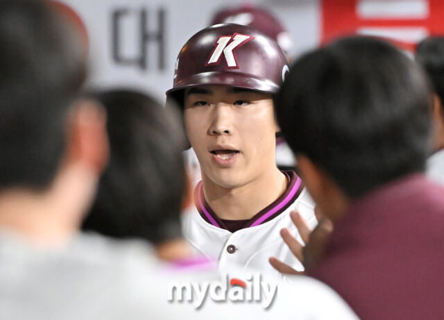 9일 오후 서울 고척동 고척스카이돔에서 진행된 '2025 프로야구 KBO리그' 키움히어로즈와 한화 이글스의 경기.<br><br>키움 이주형이 9회말 1사에서 솔로홈런을 터뜨린 뒤 덕아웃서 환호하고 있다./마이데일리