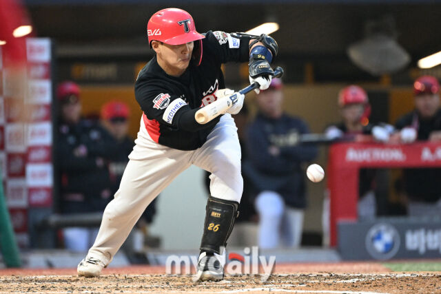 11일 인천 SSG랜더스필드에서 열린 '2025 신한 SOL BANK KBO리그' KIA 타이거즈와 SSG랜더스 더블헤더 2차전 경기. KIA 한승택이 5회초 무사 1-2루에 번트를 하고 있다./마이데일리