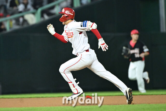 11일 인천 SSG랜더스필드에서 열린 '2025 신한 SOL BANK KBO리그' KIA 타이거즈와 SSG랜더스 더블헤더 2차전 경기. SSG 채현우가 6회말 첫 타자로 나와 3루타를 친 후 전력질주 하고 있다./마이데일리