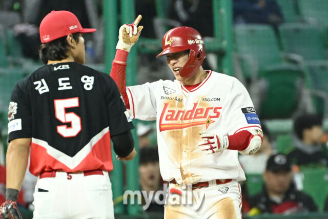 11일 인천 SSG랜더스필드에서 열린 '2025 신한 SOL BANK KBO리그' KIA 타이거즈와 SSG랜더스 더블헤더 2차전 경기. SSG 채현우가 6회말 첫 타자로 나와 3루타를 친 후 기뻐하고 있다./마이데일리
