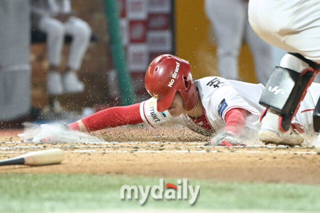 11일 인천 SSG랜더스필드에서 열린 '2025 신한 SOL BANK KBO리그' KIA 타이거즈와 SSG랜더스 더블헤더 2차전 경기. SSG 채현우가 6회말 무사 3루 최지훈 희생플라이에 홈 슬라이딩으로 동점 득점을 올렸다./마이데일리