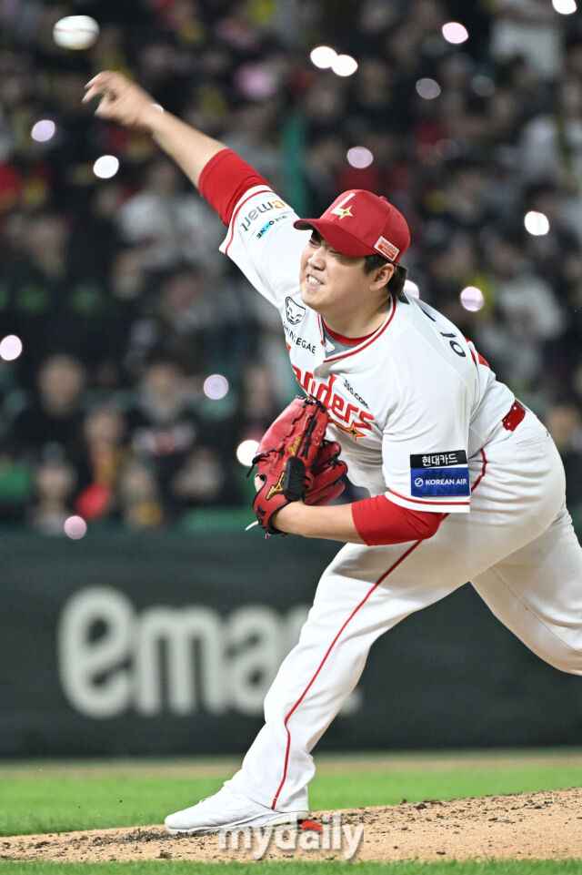 11일 인천 SSG랜더스필드에서 열린 '2025 신한 SOL BANK KBO리그' KIA 타이거즈와 SSG랜더스 더블헤더 2차전 경기. SSG 이로운이 경기 8회초 교체되 마운드에 올라 힘차게 투구하고 있다./마이데일리