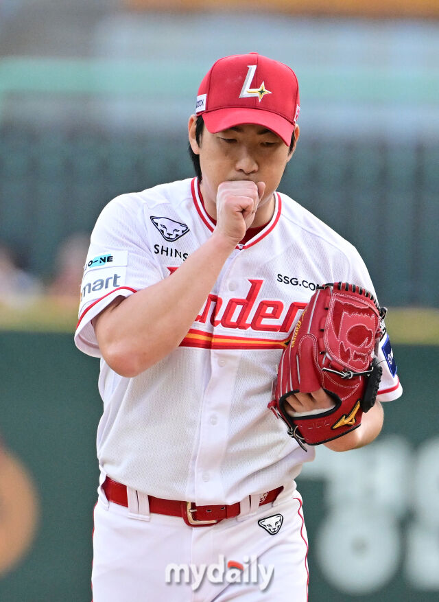 2025년 5월 13일 오후 인천 SSG랜더스필드에 진행된 '2025 신한 SOL뱅크 KBO 리그' NC 다이노스와 SSG 랜더스의 경기. SSG 선발투수 문승원이 1회초 2실점 한 뒤 아쉬워하고 있다./마이데일리