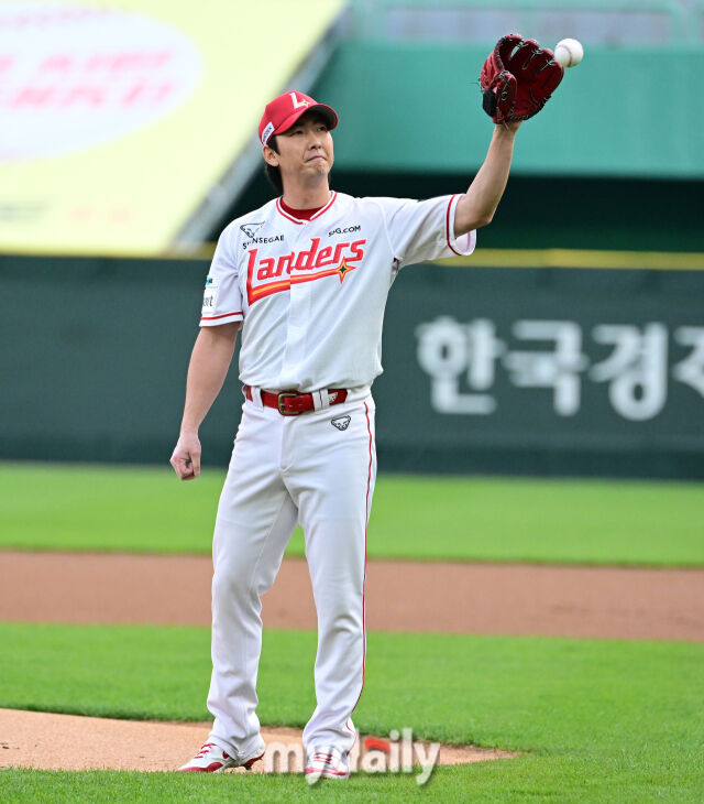 2025년 5월 13일 오후 인천 SSG랜더스필드에 진행된 '2025 신한 SOL뱅크 KBO 리그' NC 다이노스와 SSG 랜더스의 경기. SSG 선발투수 문승원이 1회초 1사 후 NC 김주원에게 솔로 홈런을 허용한 뒤 아쉬워하고 있다./마이데일리