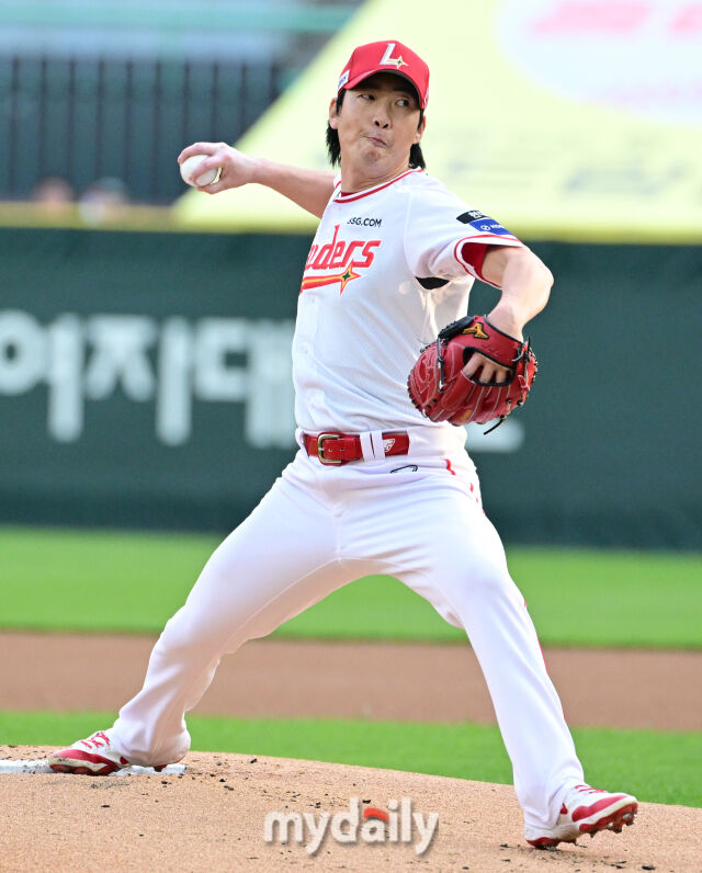 2025년 5월 13일 오후 인천 SSG랜더스필드에 진행된 '2025 신한 SOL뱅크 KBO 리그' NC 다이노스와 SSG 랜더스의 경기. SSG 선발투수 문승원이 역투하고 있다./마이데일리