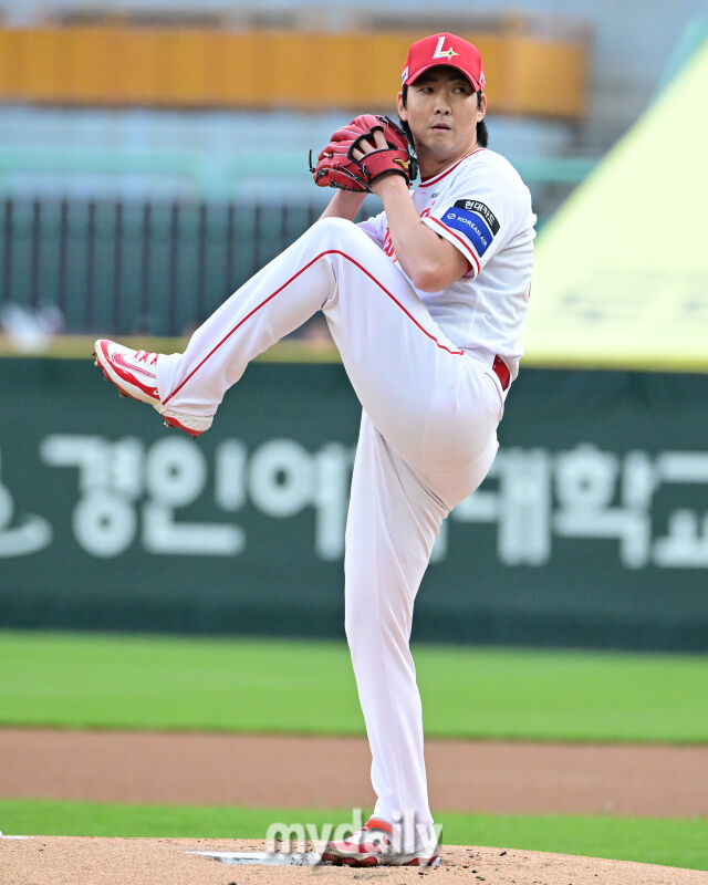 2025년 5월 13일 오후 인천 SSG랜더스필드에 진행된 '2025 신한 SOL뱅크 KBO 리그' NC 다이노스와 SSG 랜더스의 경기. SSG 선발투수 문승원이 역투하고 있다./마이데일리