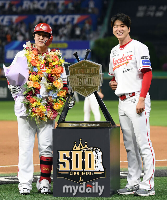 2025년 5월 13일 오후 인천 SSG랜더스필드에 진행된 '2025 신한 SOL뱅크 KBO 리그' NC 다이노스와 SSG 랜더스의 경기. SSG 최정이 6회말 2사 1루서 2점 홈런을 치며 KBO 사상 첫 500홈런을 기록한 뒤 김광현과 함께 기념촬영을 하고 있다./마이데일리