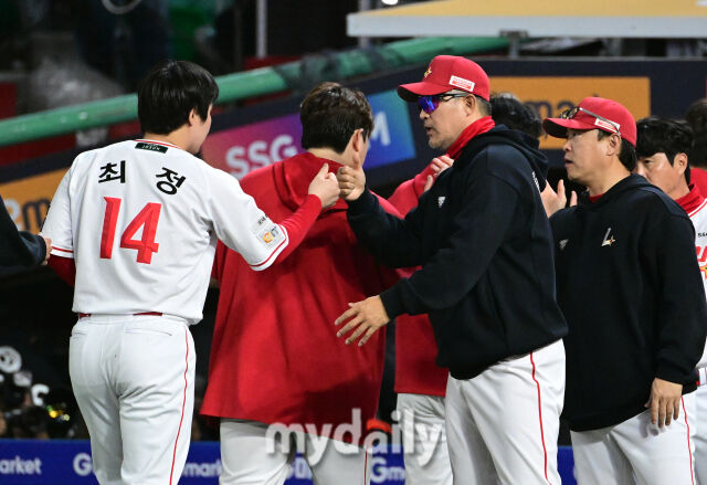 2025년 5월 13일 오후 인천 SSG랜더스필드에 진행된 '2025 신한 SOL뱅크 KBO 리그' NC 다이노스와 SSG 랜더스의 경기. SSG 이숭용 감독이 6-3으로 승리한 뒤 500홈런을 달성한 최정을 축하하고 있다./마이데일리