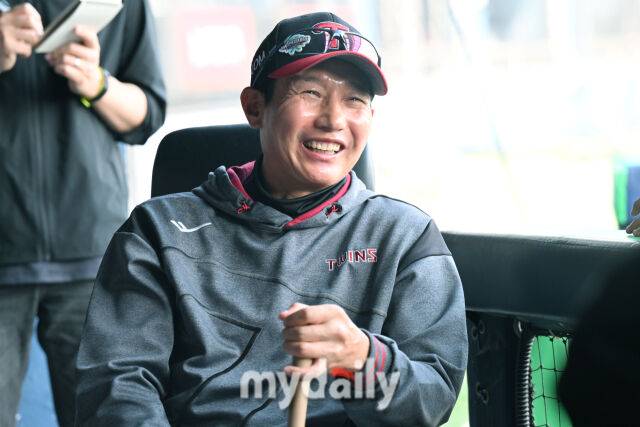 14일 서울 잠실야구장에서 열린 '2025 신한 SOL BANK KBO리그' 키움 히어로즈와 LG 트윈스 경기.<br><br>LG 염경엽 감독이 경기 전 기자들과 인터뷰를 하며 미소를 짓고 있다./마이데일리