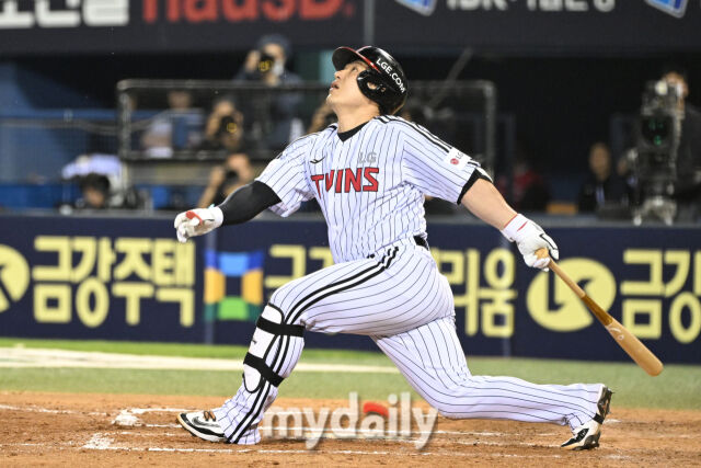 14일 서울 잠실야구장에서 열린 '2025 신한 SOL BANK KBO리그' 키움 히어로즈와 LG 트윈스 경기.<br><br>LG 박동원이 6회말 무사 2루 대타로 나와 친 뜬공이 키움 오선진 실책에 출루했다. 뜬공을 바라보는 박동원./마이데일리