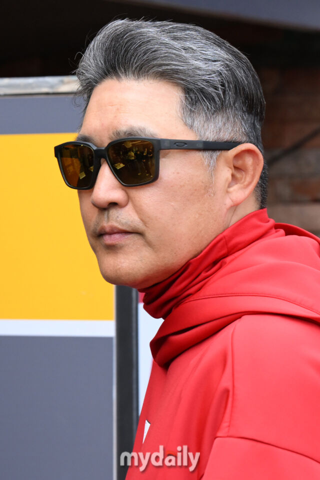 15일 인천 SSG랜더스필드에서 열린 '2025 신한 SOL BANK KBO리그' NC 다이노스와 SSG랜더스 경기. SSG 이숭용 감독이 경기 전 훈련 중 기자들과 인터뷰를 위해 더그아웃으로 들어서고 있다./마이데일리
