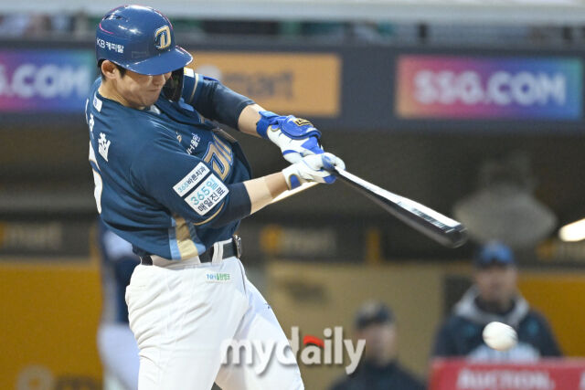 15일 인천 SSG랜더스필드에서 열린 '2025 신한 SOL BANK KBO리그' NC 다이노스와 SSG랜더스 경기. NC 서호철이 4회초 2사에 내야 안타를 치고 있다./마이데일리