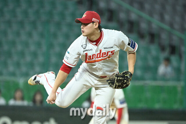 15일 인천 SSG랜더스필드에서 열린 '2025 신한 SOL BANK KBO리그' NC 다이노스와 SSG랜더스 경기. SSG 조병현이 9회초 교체되 마운드에 올라 힘차게 투구하고 있다./마이데일리