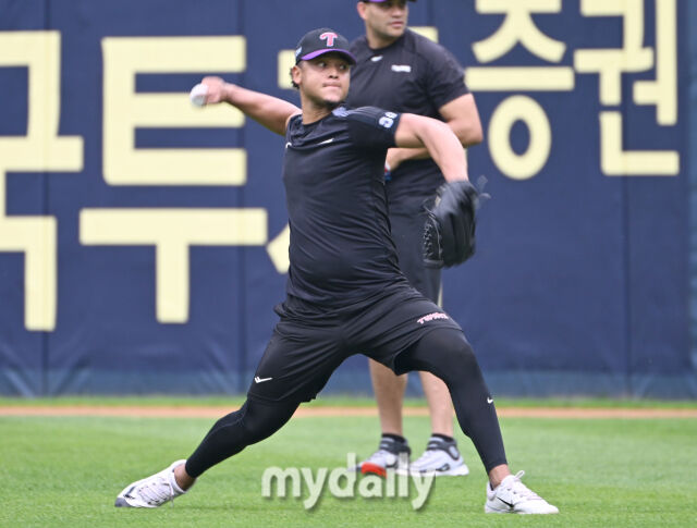 16일 서울 잠실야구장에서 열린 '2025 신한 SOL BANK KBO리그' KT 위즈와 LG 트윈스 경기. LG 에르난데스가 경기 전 부상 회복훈련을 하고 있다./마이데일리