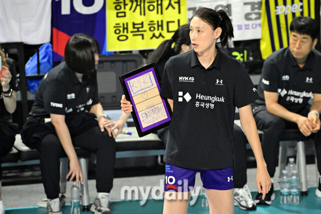팀 스타 김연경 감독이 18일 오후 인천 삼산월드체육관에서 