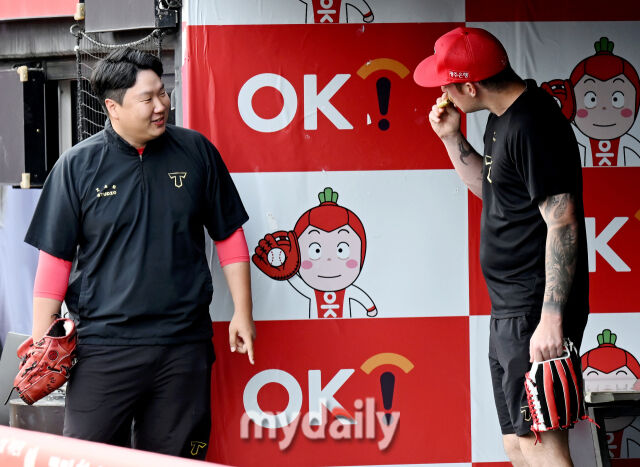 올러를 재미있게 지켜보는 동료들