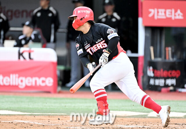 20일 오후 경기도 수원시 조원동 수원kt위즈파크에서 진행된 '2025 프로야구 KBO리그' kt위즈와 KIA타이거즈의 경기. 기아 김선빈이 2회초 무사 1루서 안타를 치고 있다./마이데일리