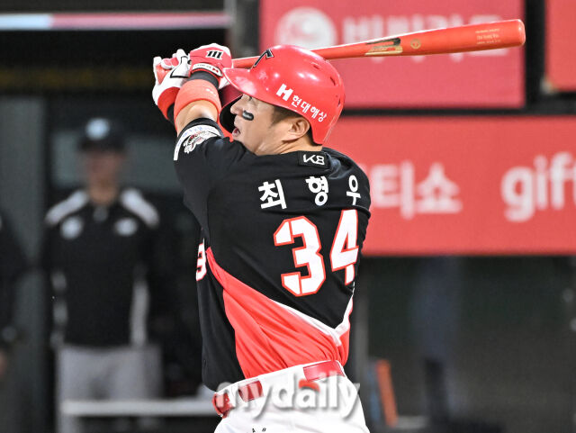 20일 오후 경기도 수원시 조원동 수원kt위즈파크에서 진행된 '2025 프로야구 KBO리그' kt위즈와 KIA타이거즈의 경기. 기아 최형우가 6회초 2사 2루서 2점 홈런을 터뜨리고 있다./마이데일리