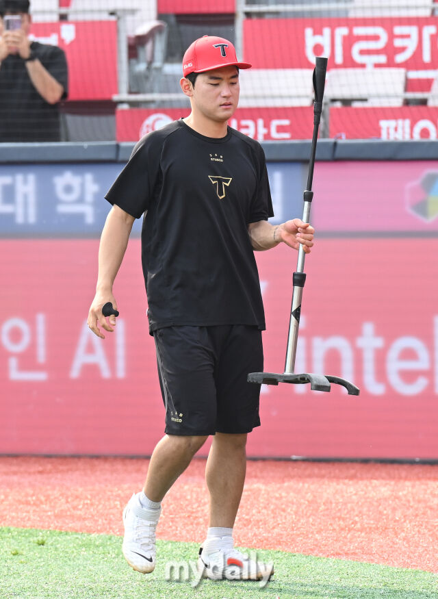 21일 오후 경기도 수원시 조원동 수원kt위즈파크에서 진행된 '2025 프로야구 KBO리그' kt위즈와 KIA타이거즈의 경기.<br><br>기아 김도영이 경기전 훈련에 나서고 있다.