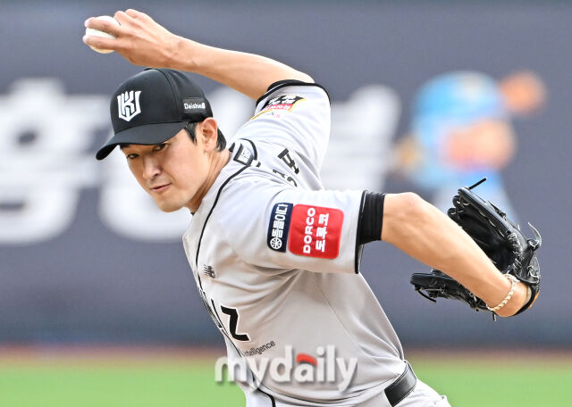21일 오후 경기도 수원시 조원동 수원kt위즈파크에서 진행된 '2025 프로야구 KBO리그' kt위즈와 KIA타이거즈의 경기. kt 선발투수 고영표가 역투하고 있다./마이데일리