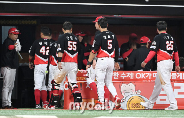 21일 오후 경기도 수원시 조원동 수원kt위즈파크에서 진행된 '2025 프로야구 KBO리그' kt위즈와 KIA타이거즈의 경기.<br><br>기아 선수들이 1-3로 패한 뒤 아쉬워 하고 있다.