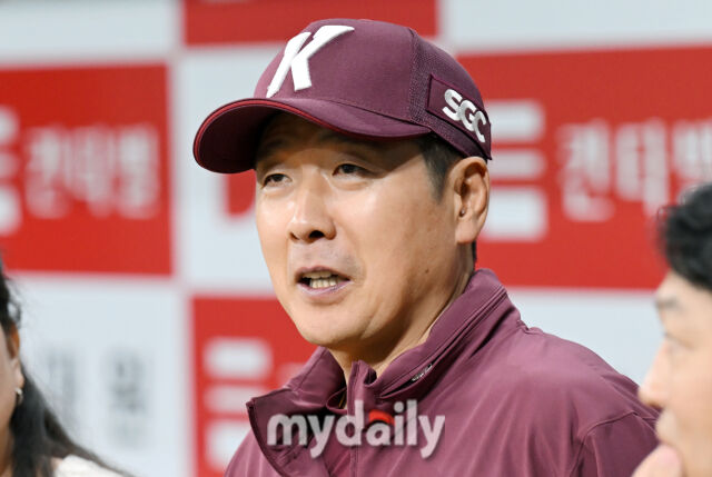 22일 오후 서울 고척돔 고척스카이돔에서 진행된 '2025 프로야구 KBO리그' 키움히어로즈와 삼성라이온즈의 경기. 키움 홍원기 감독이 경기전 훈련에서 인터뷰를 갖고 있다./마이데일리