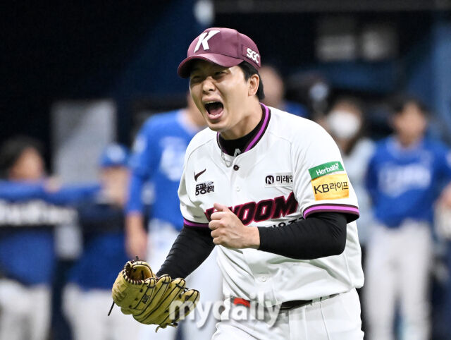 22일 오후 서울 고척돔 고척스카이돔에서 진행된 '2025 프로야구 KBO리그' 키움히어로즈와 삼성라이온즈의 경기. 키움 김성민이 6회초 무사 1,2루를 무실점으로 막은 뒤 포효하고 있다./마이데일리