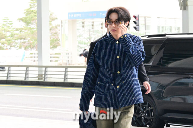 2025년 5월 23일 오전 BTS 제이홉이 해외 일정 차 인천국제공항 제2터미널 출국장으로 향하고 있다.