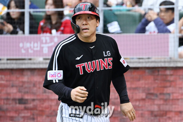 24일 인천 SSG랜더스필드에서 열린 '2025 신한 SOL BANK KBO리그' LG 트윈스와 SSG랜더스 경기.<br><br>LG 김현수가 3회초 2사 1-2루 문보겨의 1타점 선제 적시타에 득점을 올렸다./마이데일리
