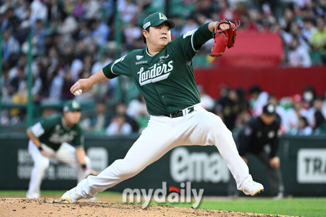 24일 인천 SSG랜더스필드에서 열린 '2025 신한 SOL BANK KBO리그' LG 트윈스와 SSG랜더스 경기. SSG 이로운이 6회초 교체되 마운드에 올라 힘차게 투구하고 있다./마이데일리
