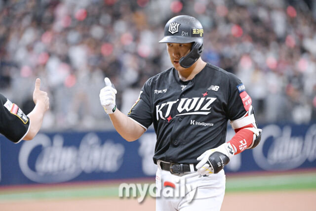 25일 서울 고척스카이돔에서 열린 '2025 신한 SOL BANK KBO리그' KT 위즈와 키움 히어로즈 경기.<br><br>KT 황재균이 3회초 1사 1-2루에 선제 1타점 적시타를 치고 있다./마이데일리