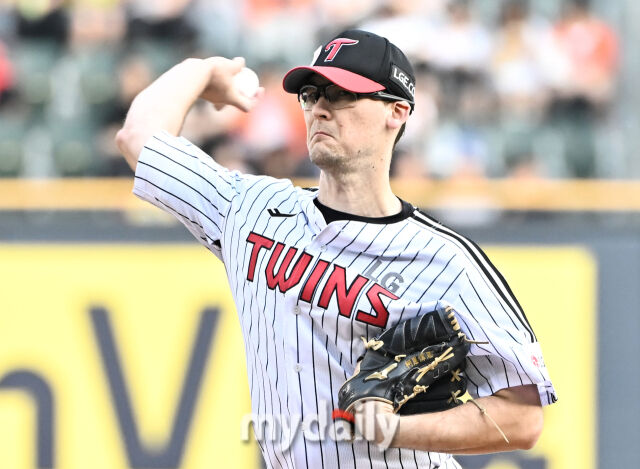 28일 오후 서울 잠실야구장에서 진행된 '2025 프로야구 KBO리그' LG트윈스와 한화이글스의 경기. LG 선발투수 코엔윈이 선발등판해 역투하고 있다./마이데일리