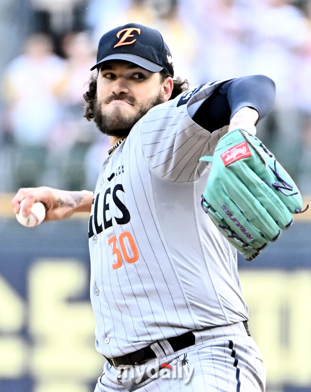 28일 오후 서울 잠실야구장에서 진행된 '2025 프로야구 KBO리그' LG트윈스와 한화이글스의 경기.<br><br>한화 폰세가 선발등판해 역투하고 있다./마이데일리