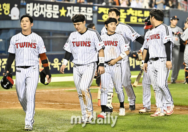 LG 선수들이 패한 뒤 아쉬워하고 있다./마이데일리