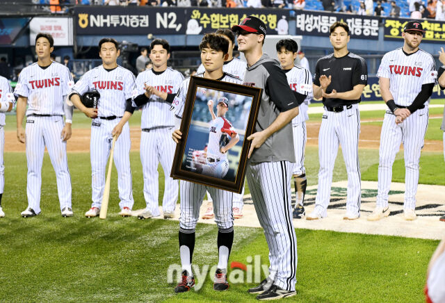 28일 오후 서울 잠실야구장에서 진행된 '2025 프로야구 KBO리그' LG트윈스와 한화이글스의 경기. LG 코엔윈이 마지막 경기를 마친 뒤 선수단과 인사를 나누고 있다./마이데일리