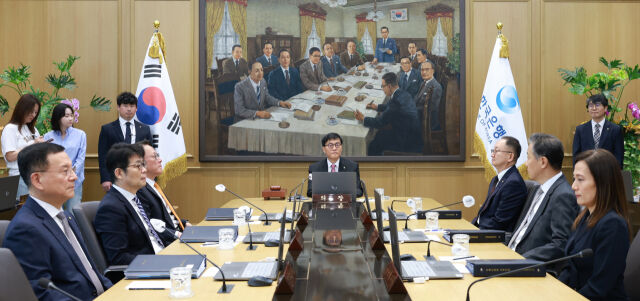 금리를 결정하는 금융통화위원회 회의 모습. /한국은행