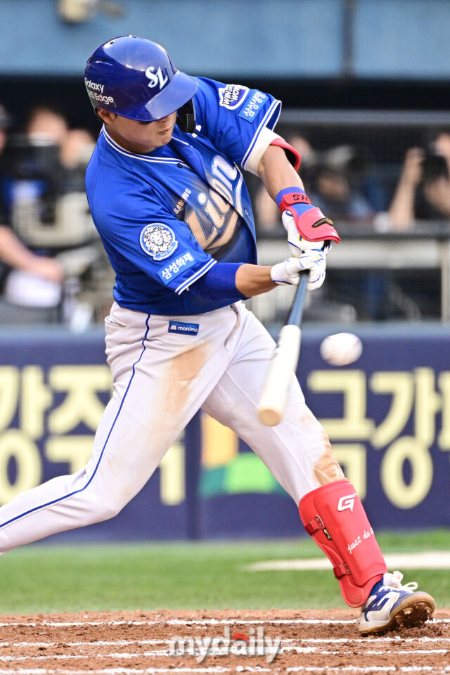 31일 서울 잠실야구장에서 열린 '2025 신한 SOL BANK KBO리그' 삼성 라이온즈와 LG 트윈스 경기. 삼성 박승규가 6회초 2사 1루에 안타를 치고 있다./마이데일리