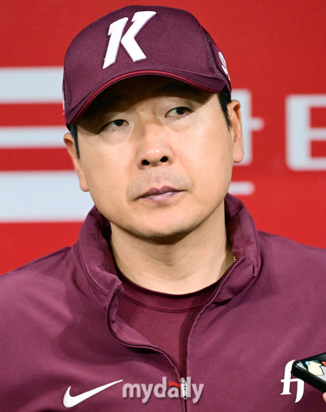 1일 오후 서울 고척스카이돔에서 진행된 '2025 프로야구 KBO리그' 두산-키움의 경기. 경기 전 키움 홍원기 감독이 취재진과 인터뷰를 하고 있다./마이데일리