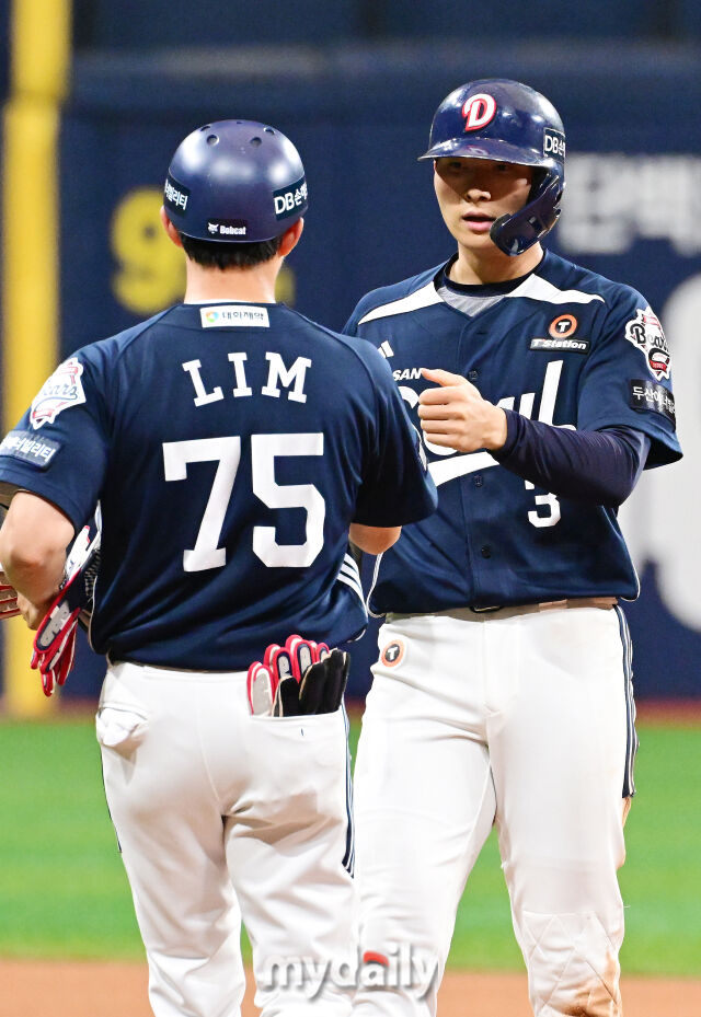 1일 오후 서울 고척스카이돔에서 진행된 '2025 프로야구 KBO리그' 두산-키움의 경기. 두산 임종성이 4회초 2루타를 때린 뒤 기뻐하고 있다./마이데일리