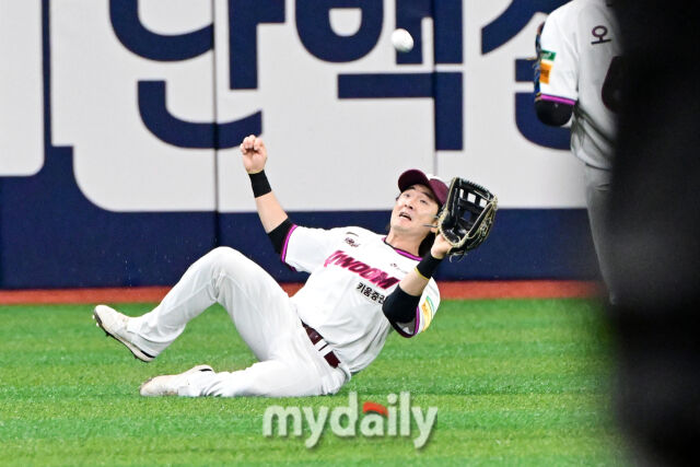 1일 오후 서울 고척스카이돔에서 진행된 '2025 프로야구 KBO리그' 두산-키움의 경기. 키움 이형종이 5초 2사 김재환의 타구를 슬라이딩으로 잡고 있다./마이데일리