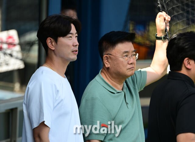 2025년 6월 4일 오후 서울 잠실구장에서 진행된 '2025 신한 SOL뱅크 KBO 리그' KIA 타이거즈와 두산 베어스의 경기. 두산 김태룡 단장과 김재호 스포티비 해설위원이 훈련을 지켜보고 있다./마이데일리