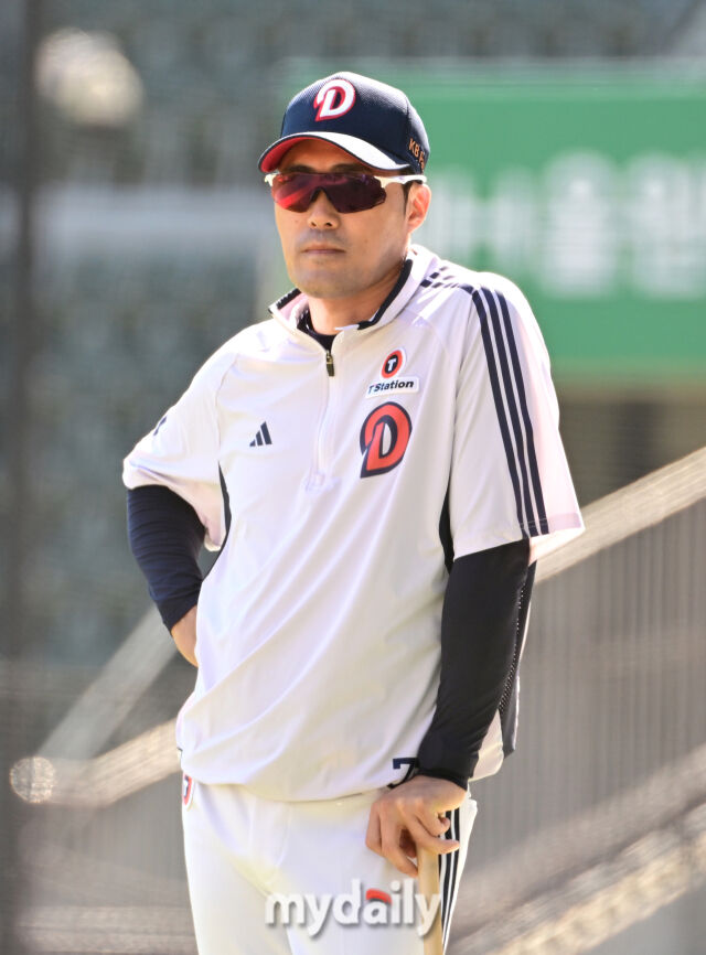 2025년 6월 4일 오후 서울 잠실구장에서 진행된 '2025 신한 SOL뱅크 KBO 리그' KIA 타이거즈와 두산 베어스의 경기. 두산 조성환 감독대행이 훈련을 지켜보고 있다./마이데일리