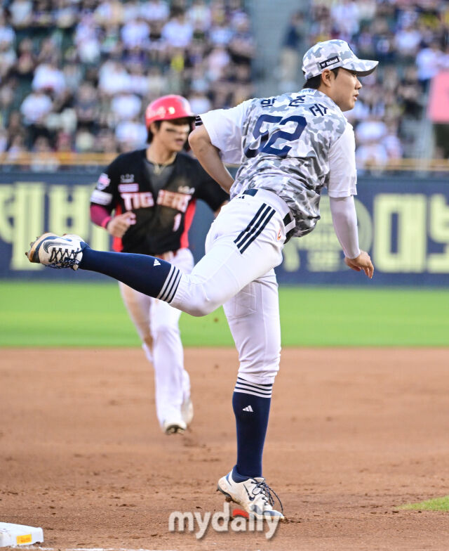 2025년 6월 4일 오후 서울 잠실구장에서 진행된 '2025 신한 SOL뱅크 KBO 리그' KIA 타이거즈와 두산 베어스의 경기.<br><br>두산 3루수 박준순이 3회초 1사 2.3루서 KIA 윤도현의 3루 땅볼 때 홈으로 송구하며 실점을 막고 있다.<br>