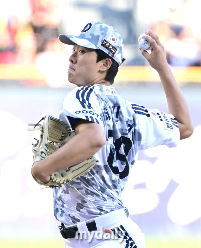 2025년 6월 4일 오후 서울 잠실구장에서 진행된 '2025 신한 SOL뱅크 KBO 리그' KIA 타이거즈와 두산 베어스의 경기. 두산 선발투수 최민석이 역투하고 있다./마이데일리