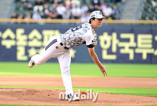 2025년 6월 4일 오후 서울 잠실구장에서 진행된 '2025 신한 SOL뱅크 KBO 리그' KIA 타이거즈와 두산 베어스의 경기. 두산 선발투수 최민석이 역투하고 있다./마이데일리
