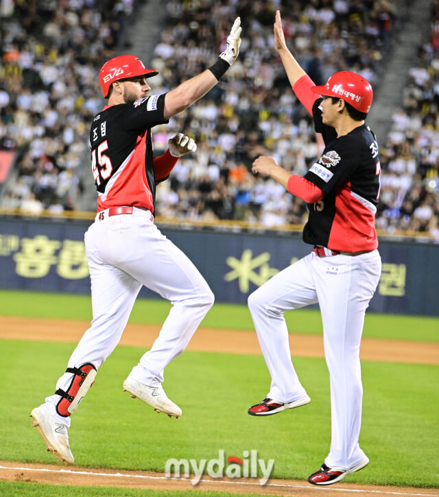 2025년 6월 4일 오후 서울 잠실구장에서 진행된 '2025 신한 SOL뱅크 KBO 리그' KIA 타이거즈와 두산 베어스의 경기. KIA 위즈덤이 6회초 1사 1루서 2점 홈런을 친 뒤 기뻐하고 있다./마이데일리
