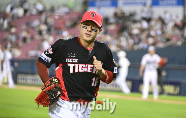 2025년 6월 4일 오후 서울 잠실구장에서 진행된 '2025 신한 SOL뱅크 KBO 리그' KIA 타이거즈와 두산 베어스의 경기.<br><br>KIA 최원준이 8회말 2사 2루서 두산 김인태를 타구를 잡은 뒤 더그아웃으로 들어가고 있다./마이데일리
