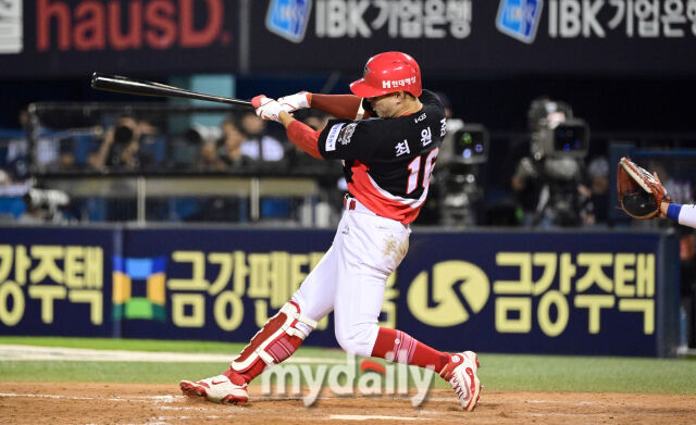 2025년 6월 4일 오후 서울 잠실구장에서 진행된 '2025 신한 SOL뱅크 KBO 리그' KIA 타이거즈와 두산 베어스의 경기.<br><br>KIA 최원준이 9회초 무사 1루서 2점 홈런을 치고 있다./마이데일리
